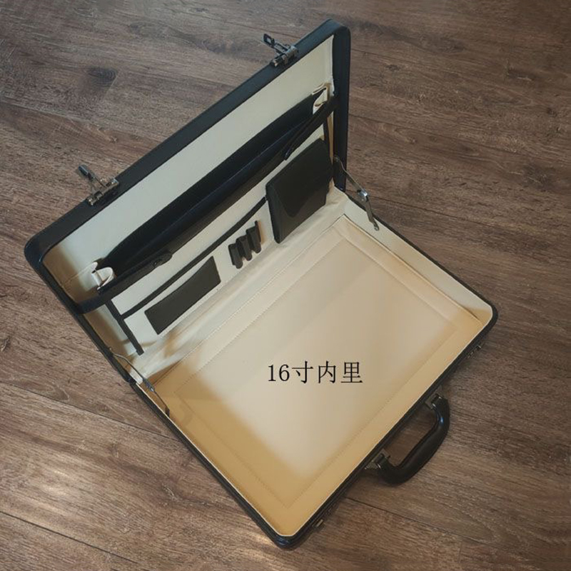 Valigetta Multifunzione Portat - Leather Work Laptop Bag recensione e prezzo